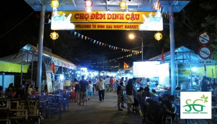 Chợ đêm là địa điểm mà du khách dừng chân lâu nhất khi tham quan Dinh Cậu